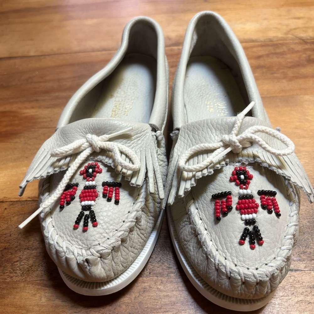 VTG Minnetonka Thunderbird Beaded Moccasins Womens 9.5 White Pebble Leather 171 - Picture 3 of 12